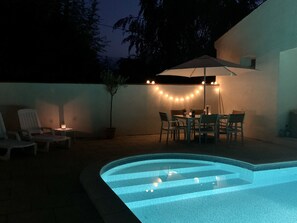 Een buitenzwembad en een verwarmd zwembad