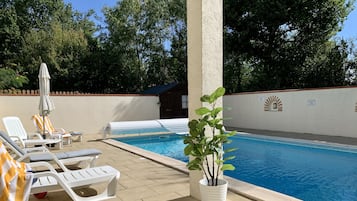 Een buitenzwembad en een verwarmd zwembad