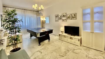 Smart TV, chimenea, videojuegos y libros