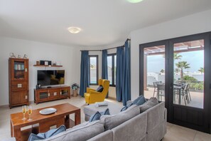 Smart TV, DVD player, books, stereo - Villa Clara, quiet area in Tias with private pool, heated and barbecue. (Tías - Lanzarote)