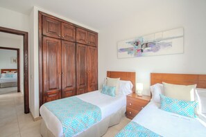 3 habitaciones, tabla de planchar con plancha y cuna de viaje