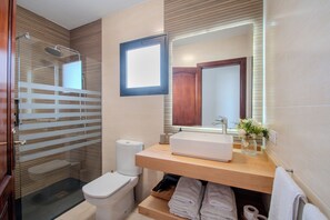 Duschwanne, Haartrockner, Handtücher, Toilettenpapier