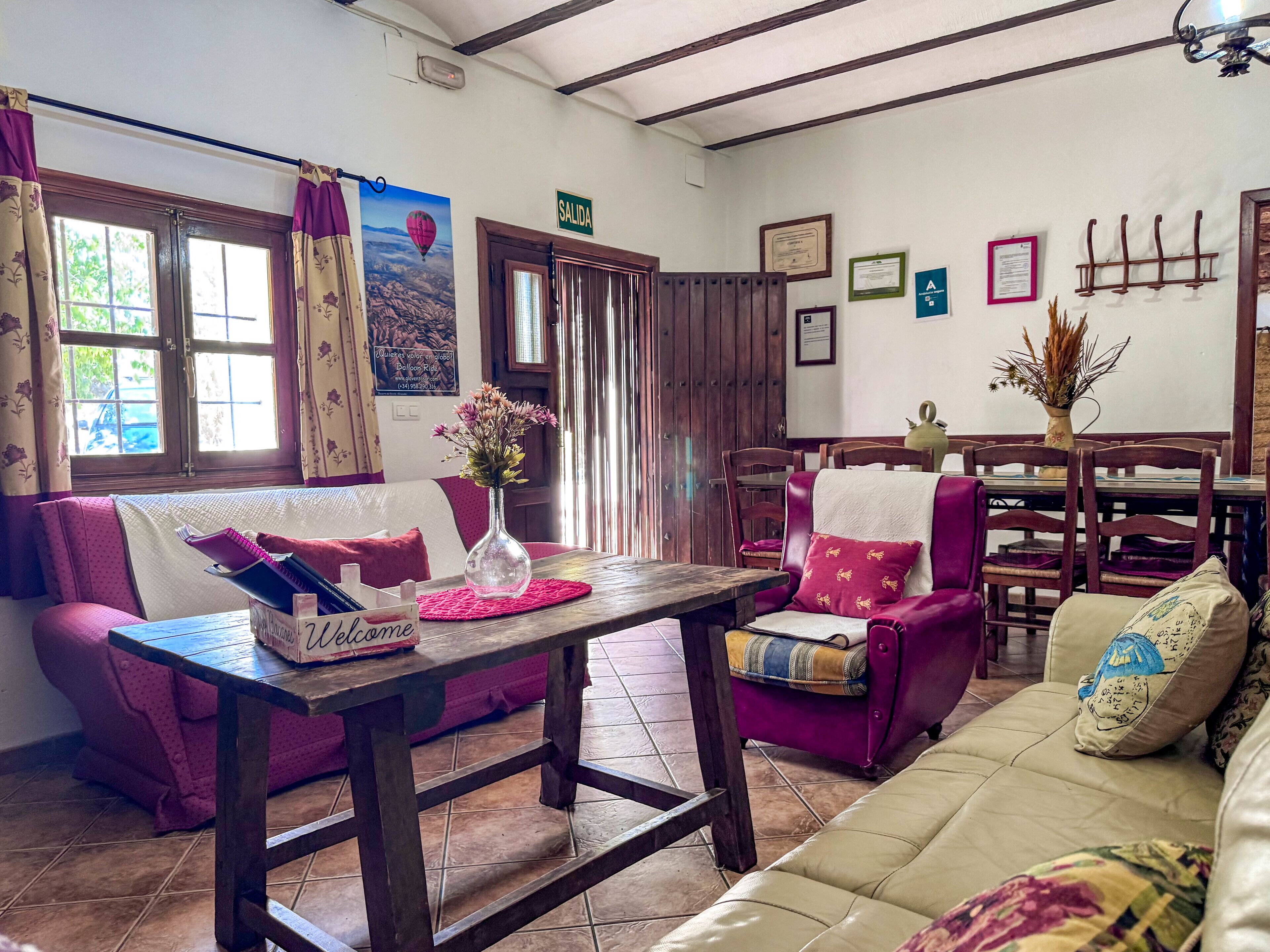 Een televisie en een open haard