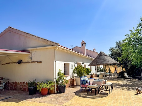 Outdoor dining. Cortijo rural bacares 2