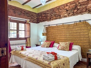 6 عدّة غرف نوم ومكواة/لوح كي وسرير سفر وواي فاي