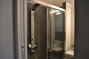Dusche, Haartrockner, Bidet, Handtücher