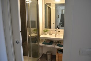 Shower, hair dryer, bidet, towels - Sognando Michelangelo - free private garage near to Florence center (Firenze)