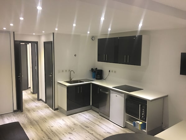 Réfrigérateur, micro-ondes, four, plaque de cuisson