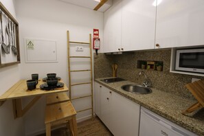 Microondas y utensilios de cocina 