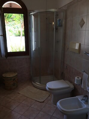 Douche, séchoir à cheveux, bidet