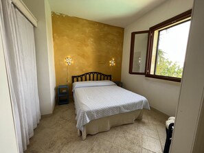 5 bedrooms, iron/ironing board, free WiFi, bed sheets