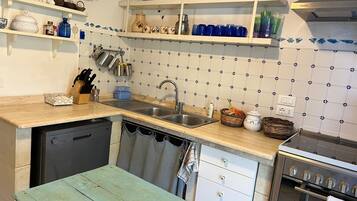 Een koelkast, een oven, een kookplaat, een vaatwasser