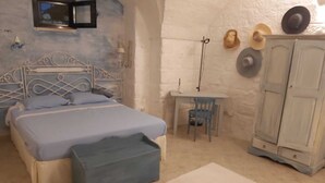 A bedroom with a bed, a desk, and a wardrobe. - SALENTO VILLA WITH POOL, GARDEN, TERRACES, NEAR THE SEA OF CASTRO (DISO)