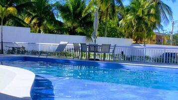 2 piscinas externas, guarda-sóis, espreguiçadeiras