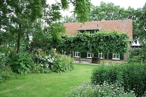 huis vanuit de tuin