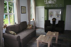 تلفزيون، مدفأة، كُتُب