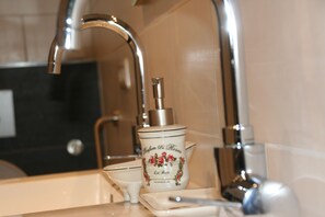 Bathtub, hair dryer, soap, toilet paper - spacious house, 4-6 persons, sauna, conservatory, garden, luxury bathroom (Groenlo)