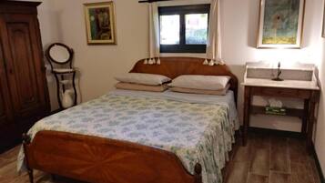 1 Schlafzimmer, BĂŒgeleisen/BĂŒgelbrett, Internetzugang, BettwĂ€sche