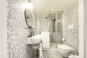Shower, hair dryer, bidet, towels