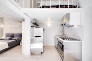 Geladeira, micro-ondas, fogão, cooktop