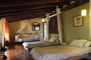 5 dormitoris, escriptori, planxa i posts de planxar i wifi