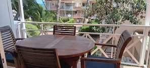 Outdoor dining - APARTMENT WITH TERRACE-SOLARIUM. AND POOL..NEXT TO CALA PI AND OTHER BEACHES. (Castell-Platja d'Aro)