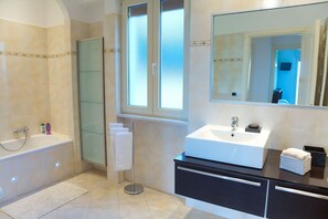 Badewanne, Haartrockner, Bidet
