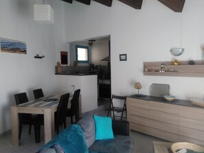 Télévision, table de tennis de table, livres