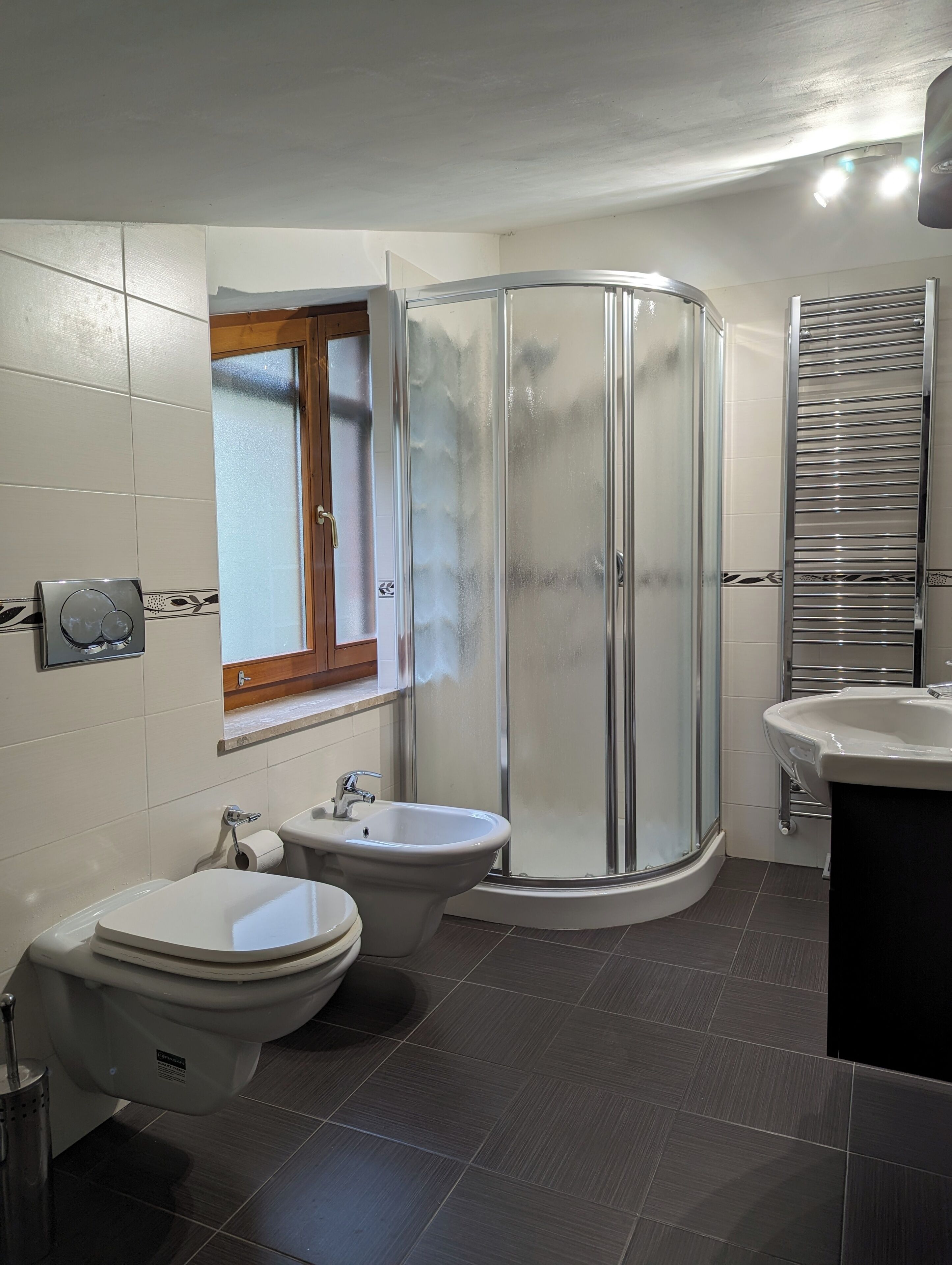 Ensemble douche/baignoire, sèche-cheveux, bidet, serviettes fournies
