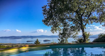 Villa i Toscana, med vingård panorama og utsikt over innsjøen Trasimeno