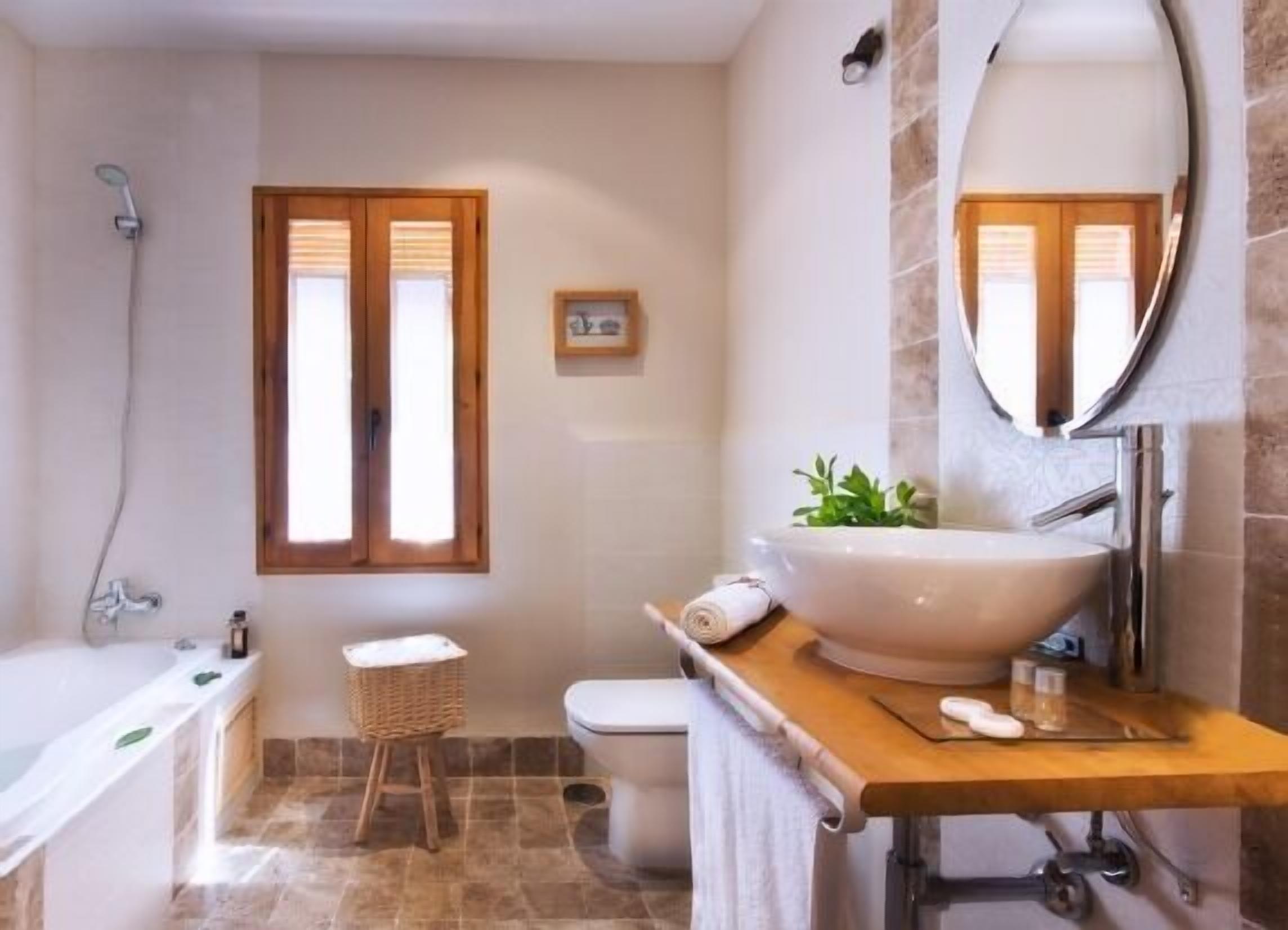 Shower, jetted tub, hair dryer, towels