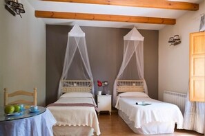 4 bedrooms, iron/ironing board, travel crib, free WiFi - Casa Rural Miel y Romero for 8 people, (pet friendly). (Sevilleja de la Jara)
