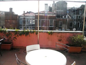 Outdoor dining - Top floor with large terrace furnished and flourished in Venice (VENEZIA)