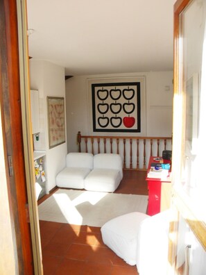 Téléviseur, foyer, lecteur de DVD, livres