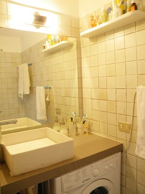 Ensemble baignoire-douche, séchoir à cheveux, bidet, serviettes fournies