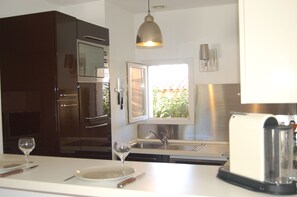 Micro-ondes, lave-vaisselle, cafetière/bouilloire