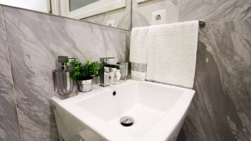 Secadora de cabello, toallas, shampoo, papel de baño