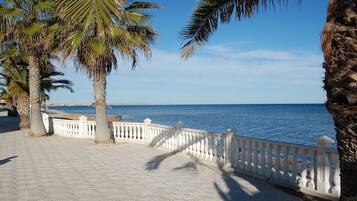 Vlak bij het strand, ligstoelen aan het strand