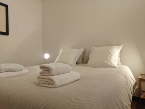 2 bedrooms, desk, iron/ironing board, WiFi