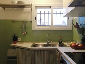 Frigorífico, cafetera o tetera, tostadora y utensilios de cocina