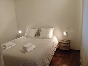 2 dormitorios, escritorio, tabla de planchar con plancha y wifi