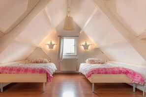 2 bedrooms, iron/ironing board, free WiFi, wheelchair access