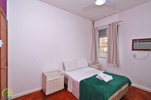 2 quartos, ferros/tábuas de passar roupa, acesso de cortesia à internet