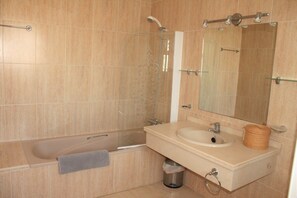 Duschwanne, Haartrockner, Bidet, Handtücher