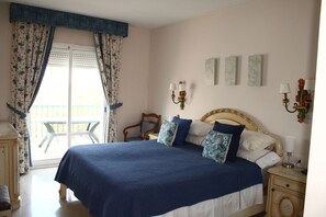 3 bedrooms, in-room safe, iron/ironing board, travel cot