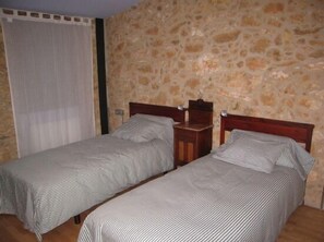 4 chambres, fer et planche à repasser, Wi-Fi gratuit, draps fournis