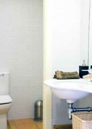 Douche, sèche-cheveux, serviettes fournies, savon