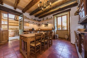 Kjøleskap, ovn, kokeplater og oppvaskmaskin