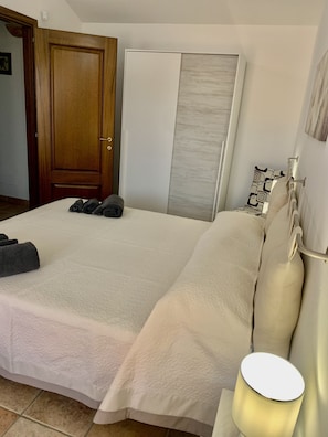 2 bedrooms, desk, iron/ironing board, WiFi