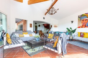 Smart TV, table tennis, books - Charming villa, swimming pool, superb view of the Pyrenees and the Gers countryside (Castin)